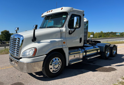 Image for Freightliner Cascadia Tandem Axle Daycab, 2013
