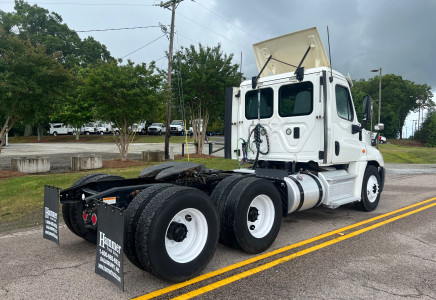 Image for Freightliner Cascadia Tandem Axle Daycab, 2016