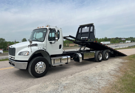 Image for Freightliner M2 28' Century Rollback, 2015