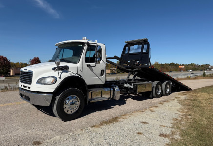 Image for Freightliner M2 28' Century Rollback, 2020