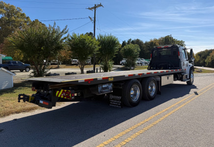 Image for Freightliner M2 28' Century Rollback, 2020