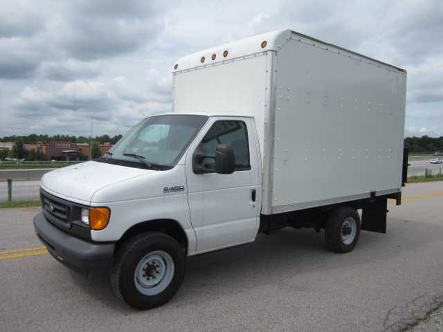 2007 Ford e350 box truck #2
